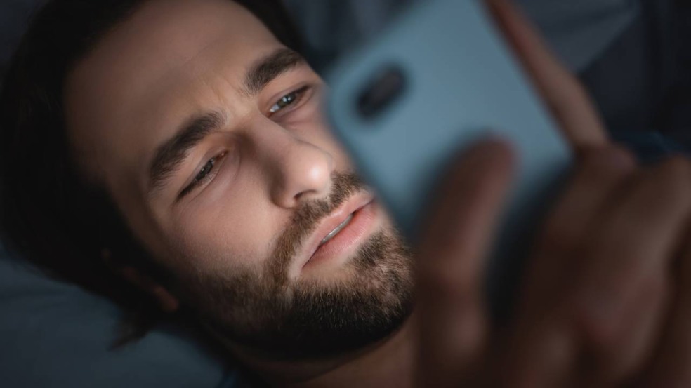 Estímulo luminoso interferindo no ritmo natural do sono noturno - Créditos: depositphotos.com / HayDmitriy Estímulo luminoso interferindo no ritmo natural do sono noturno - Créditos: depositphotos.com / HayDmitriy