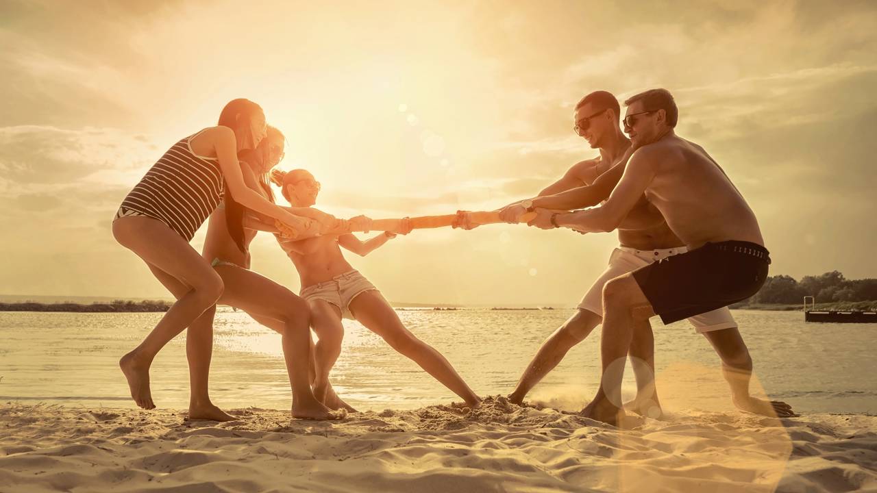 Jogos de praia sendo praticados na areia como atividade recreativa e f&iacute;sica. 