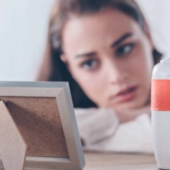 Mulher com expressão cansada representando o sofrimento silencioso causado pelo luto simbólico não reconhecido