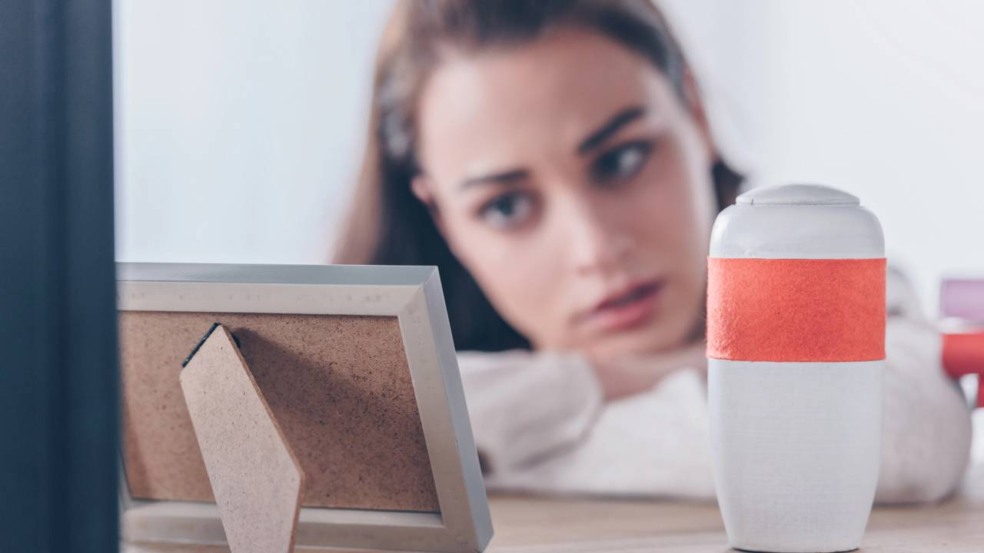 Mulher com expressão cansada representando o sofrimento silencioso causado pelo luto simbólico não reconhecido Mulher com expressão cansada representando o sofrimento silencioso causado pelo luto simbólico não reconhecido