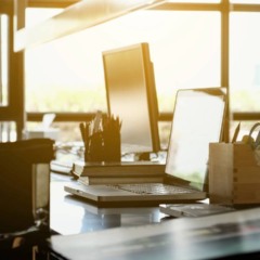 Ambiente iluminado pela luz natural, com mesa de trabalho pr&oacute;xima &agrave; janela, promovendo foco, bem-estar e produtividade