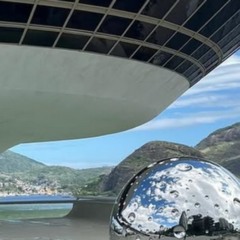 Escultura “Lua”, de aço inox.