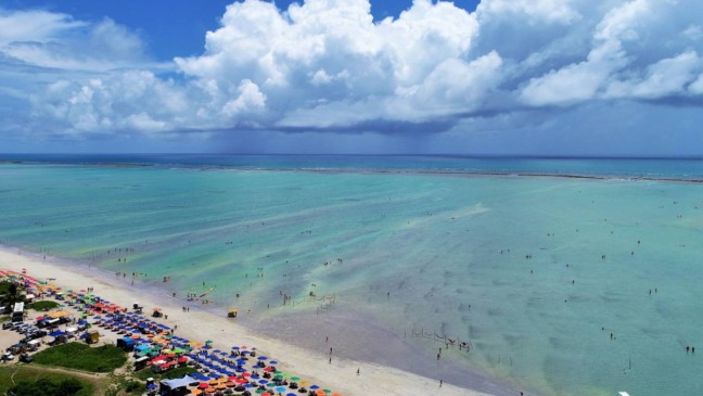 Passeio de barco promovendo contato direto com águas cristalinas - Créditos: depositphotos.com / Cristian_Lourenco