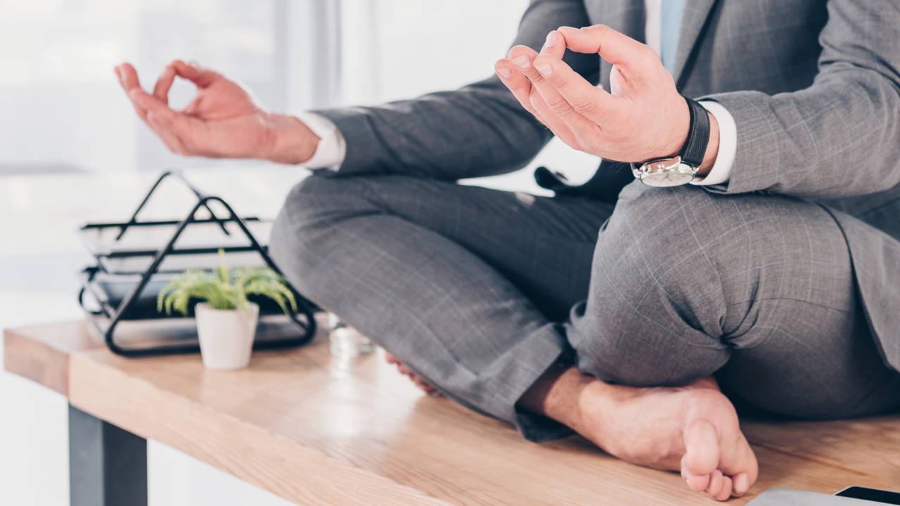 Pessoa respirando conscientemente, em ambiente minimalista e silencioso.