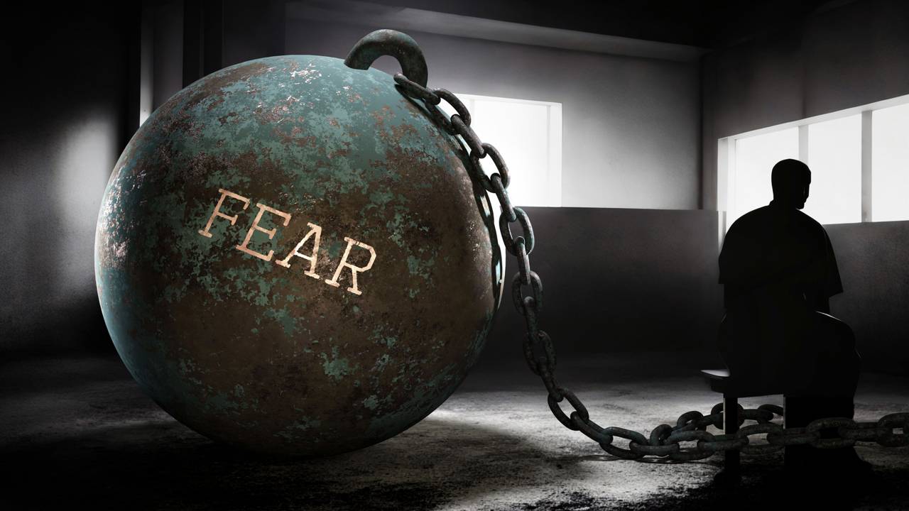 O medo constante nem sempre faz barulho, mas pode ocupar todos os pensamentos.