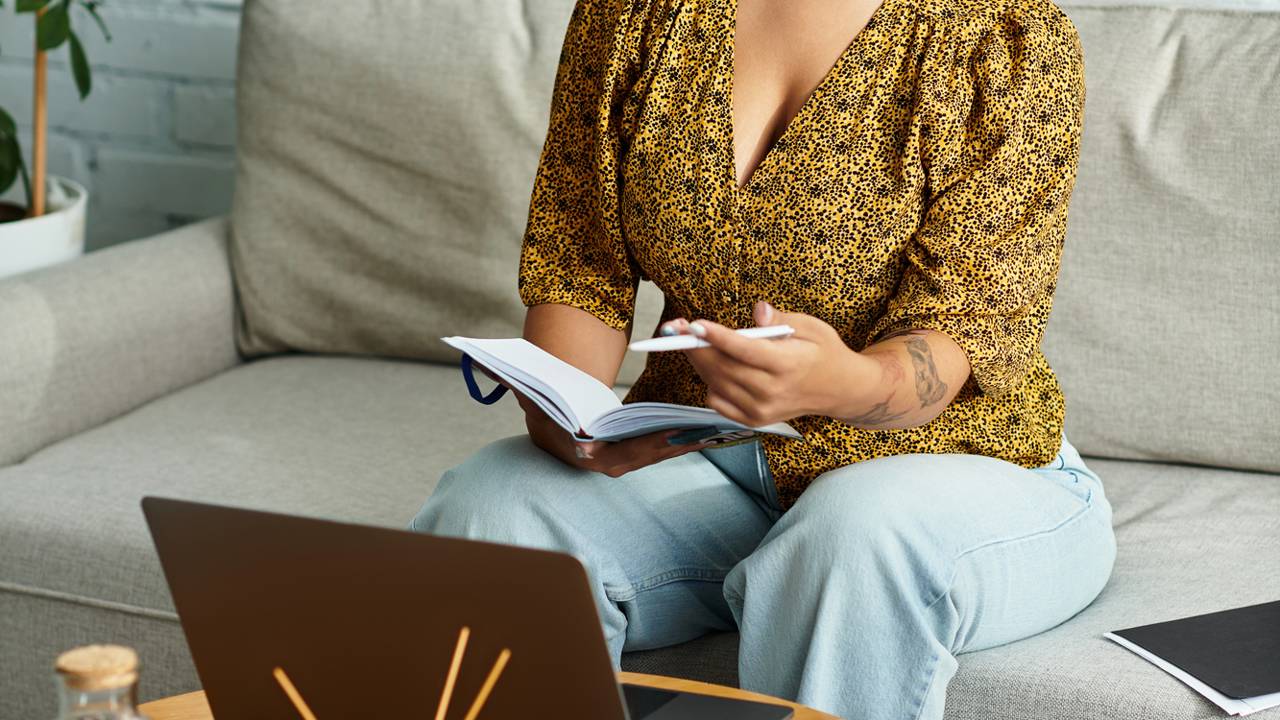 Mente organizada como resultado de ambientes simples, rotina enxuta e consumo mais consciente,