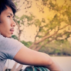 Pessoa com fones de ouvido em momento de introspecção usando música melancólica para lidar com a dor emocional.