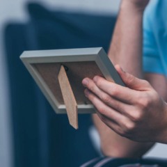 Expressão de melancolia ao lembrar do passado, ilustrando o impacto emocional da nostalgia frequente