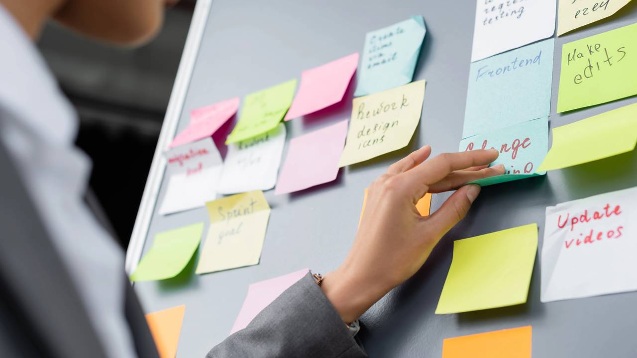 Pessoa organizando a mesa de trabalho, simbolizando rotina organizada e foco