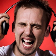 Exposição a som alto que compromete gradualmente a audição. - Créditos: depositphotos.com / tiptoee