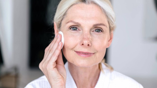 A partir de cerca de 25 anos de idade, a produção natural de colágeno começa a cair de forma gradual - Créditos: depositphotos.com / brizmaker