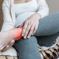 Imagem ilustrando pés inchadas após ficar muito tempo sentado e a importância do movimento