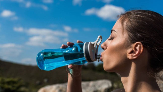 Hidratação adequada também faz parte do cuidado emocional.