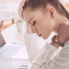 Pessoa sentada demonstrando cansaço e fraqueza, associados à falta de vitamina B12