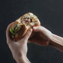 Cena representa a perda de apetite causada pelo estresse e pela tensão emocional