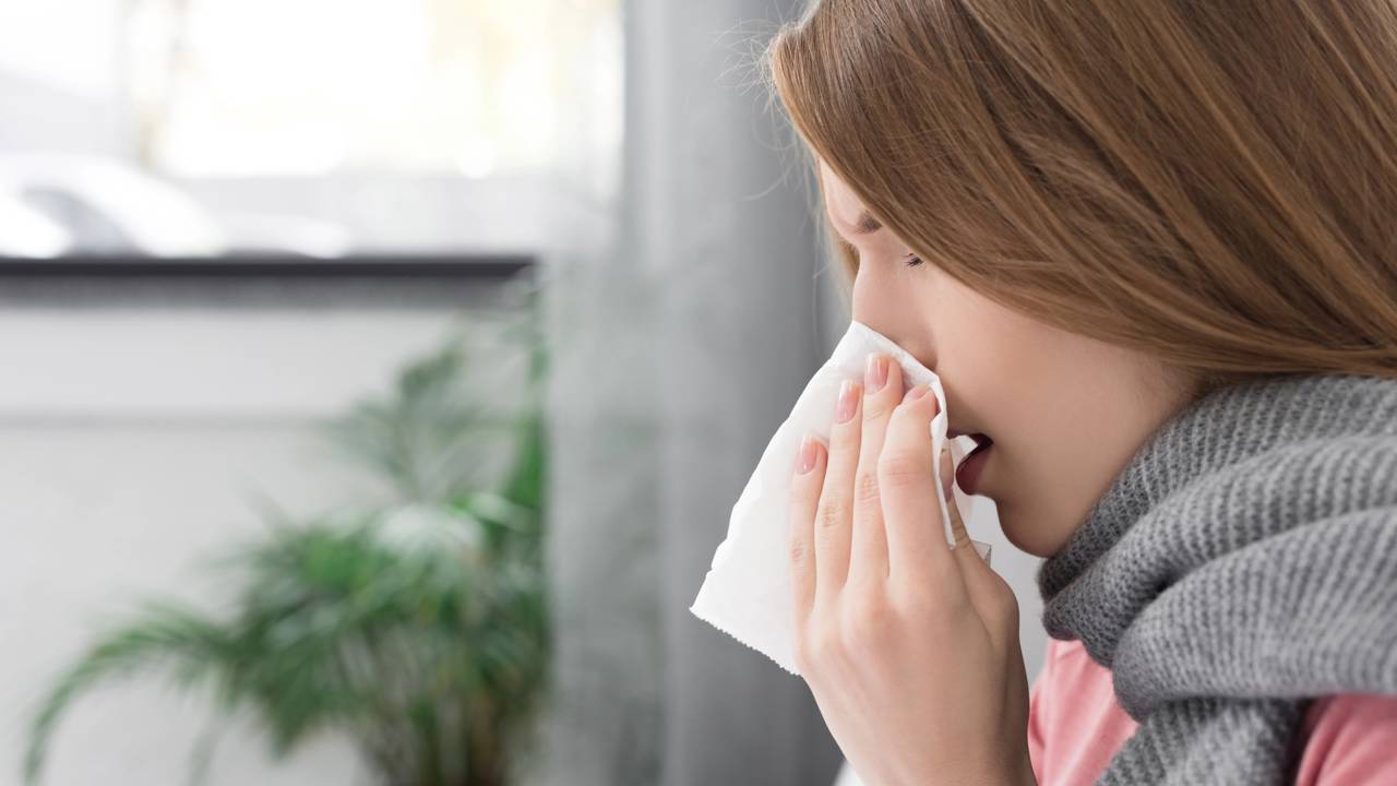 Mulher demonstra enjoo e falta de apetite em um momento de estresse emocional