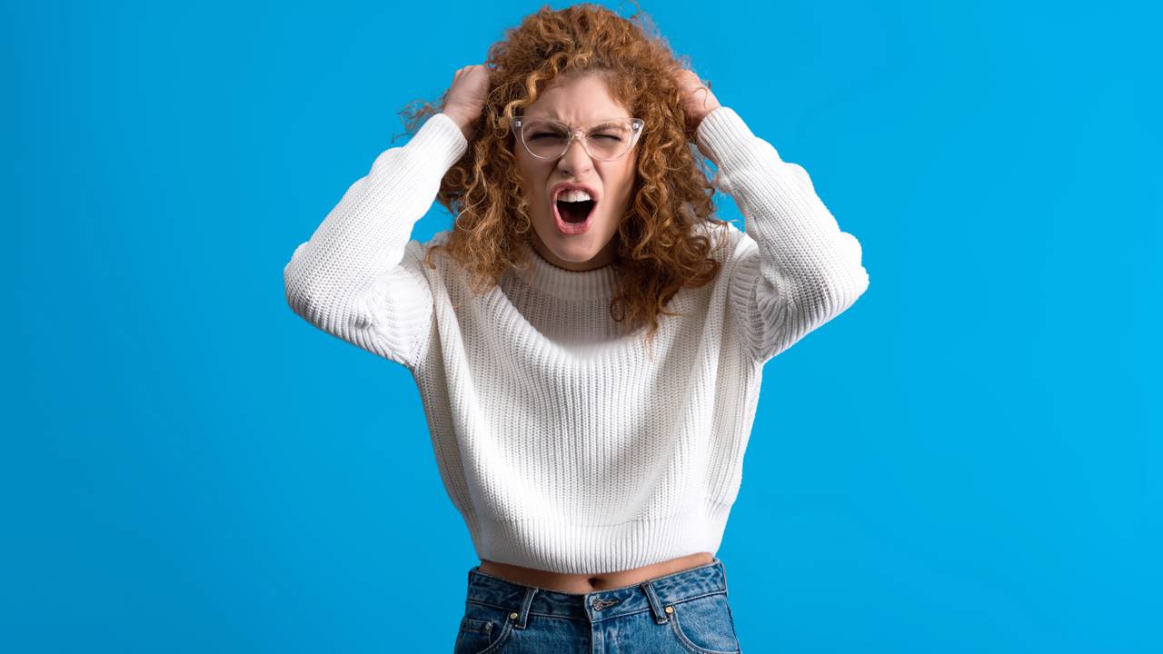 Pessoa cercada por tarefas acumuladas representando estresse cont&iacute;nuo e lapsos de aten&ccedil;&atilde;o