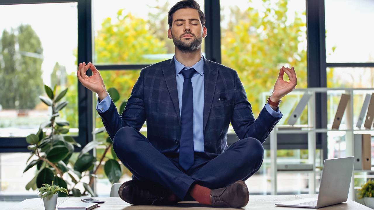 Meditar cinco minutos por dia pode ser o segredo para reduzir ansiedade e turbinar seu foco
