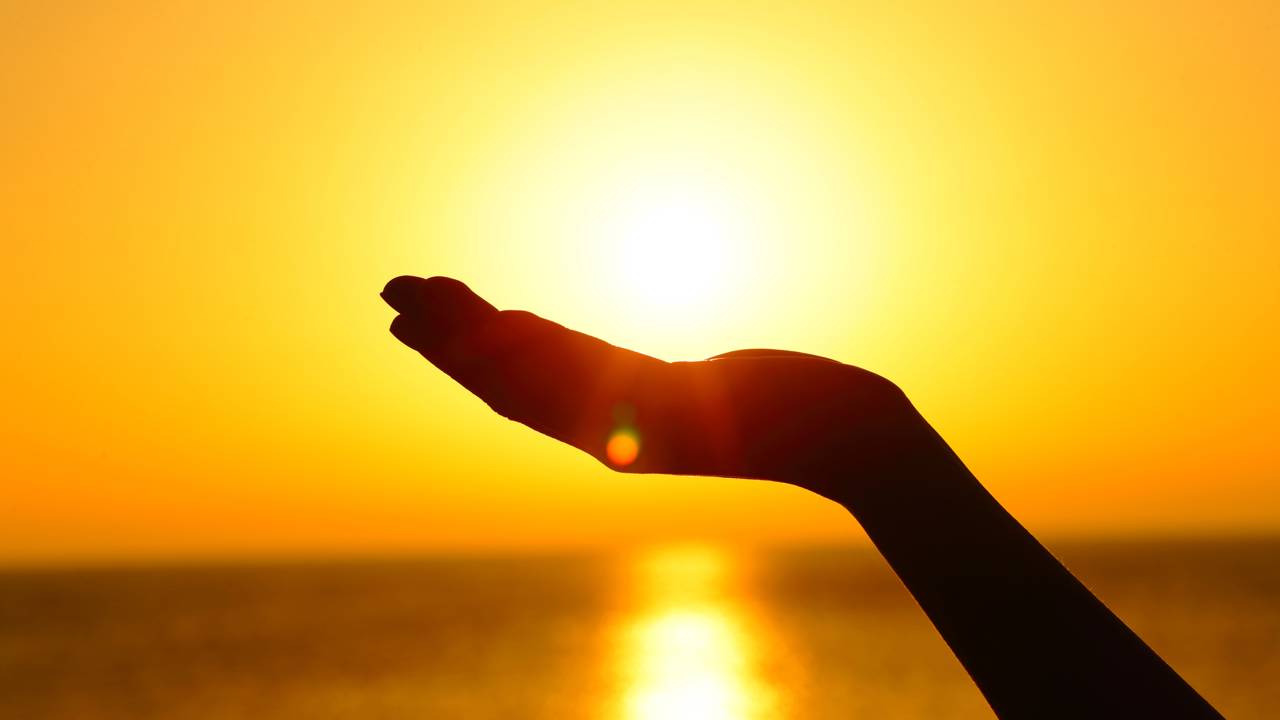 Imagem simboliza a import&acirc;ncia do sol para a produ&ccedil;&atilde;o de vitamina D e a preven&ccedil;&atilde;o da defici&ecirc;ncia dessa vitamina.