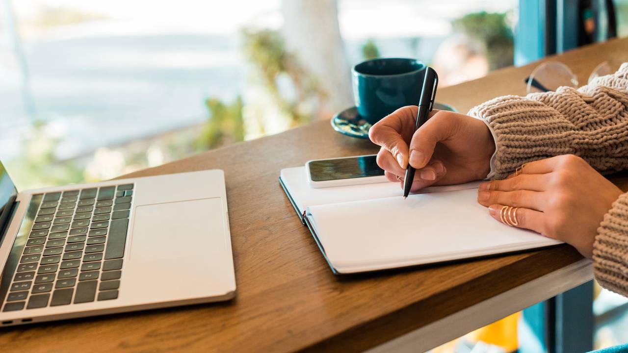 Quando o dinheiro vira fonte constante de preocupa&ccedil;&atilde;o, o autocuidado financeiro faz diferen&ccedil;a real.