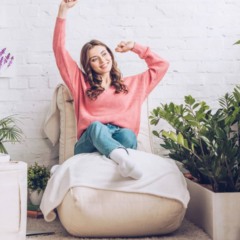 Ambiente interno com plantas como jiboia, samambaia e filodendro usadas para amenizar o calor e deixar a casa mais fresca sem ar-condicionado.