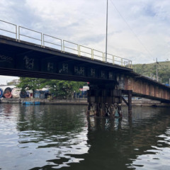 A ponte de madeira que liga a Ilha do Caju à Ilha da Conceição, em Niterói.