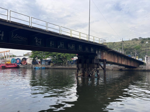 A ponte de madeira que liga a Ilha do Caju à Ilha da Conceição, em Niterói.