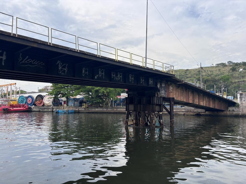 A ponte de madeira que liga a Ilha do Caju à Ilha da Conceição, em Niterói.