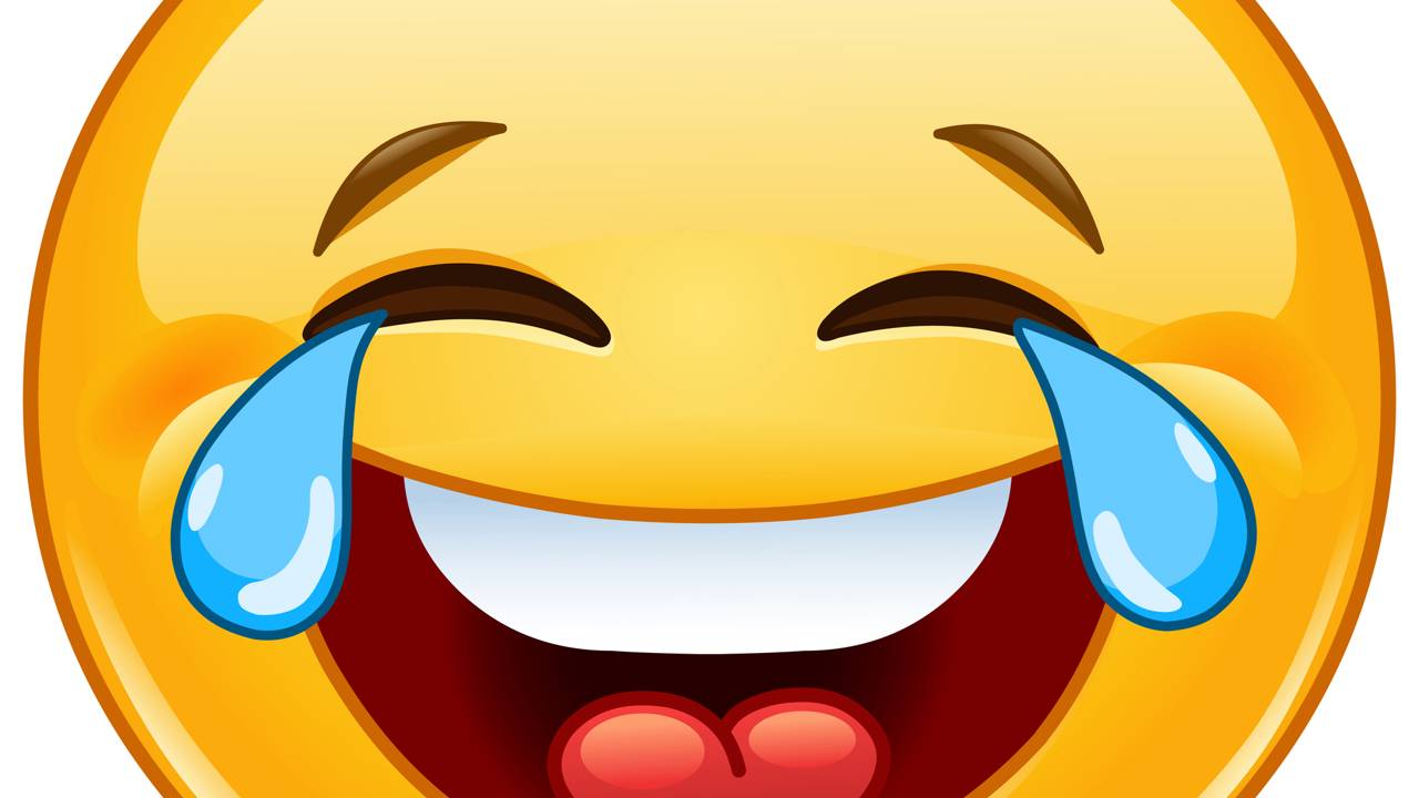 Pessoa rindo sozinha com expressão vazia, simbolizando fuga emocional e dor não reconhecida