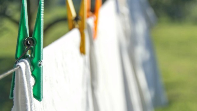 Truques para secar as roupas no verão sem estragar os tecidos