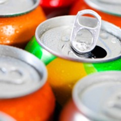 Basta girar completamente a aba após abrir a lata para encaixar o canudo no orifício - Créditos: depositphotos.com / dasha11