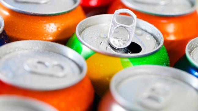 Basta girar completamente a aba após abrir a lata para encaixar o canudo no orifício - Créditos: depositphotos.com / dasha11