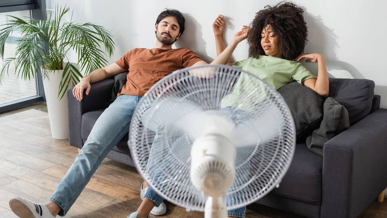 Quanto custa passar um mês usando só ventilador no calor extremo?
