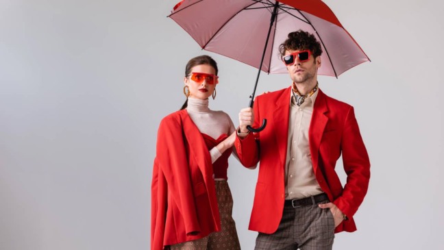 Tons vibrantes e neutros que atualizam looks com sofisticação - Créditos: depositphotos.com / VitalikRadko