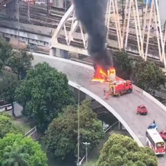 &Ocirc;nibus pega fogo no Rio ap&oacute;s pane el&eacute;trica e causa interdi&ccedil;&atilde;o