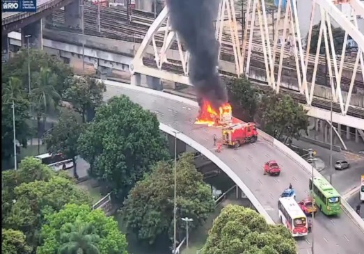 Ônibus pega fogo no Rio após pane elétrica e causa interdição