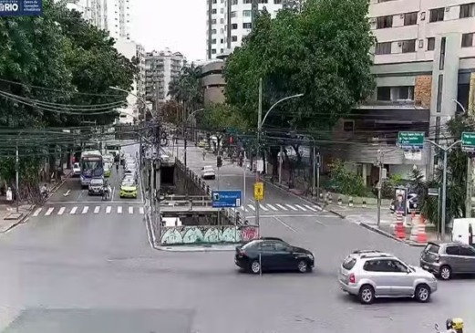 Avenida no Rio é reaberta após incêndio em shopping