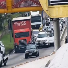 Acidente trava uma das principais vias do Rio nesta manhã