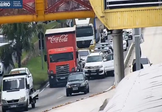 Acidente trava uma das principais vias do Rio nesta manhã