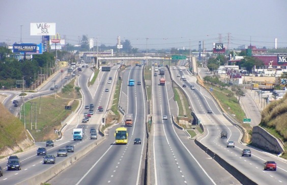 VÍDEO: Acidente com carreta provoca bloqueio na Rio