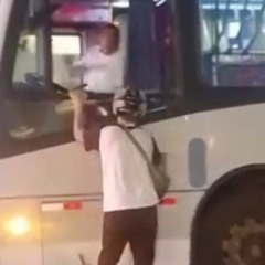 Ônibus passa por cima de moto após briga no trânsito no Rio