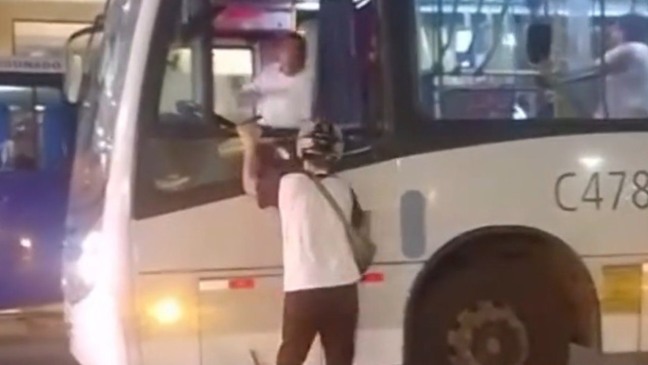 Ônibus passa por cima de moto após briga no trânsito no Rio