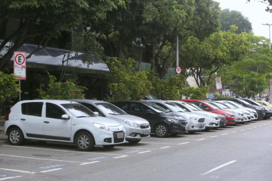 Homem em surto destrói carros estacionados no Rio de Janeiro