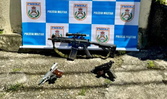 trio é flagrado com fuzil e pistola trio é flagrado com fuzil e pistola
