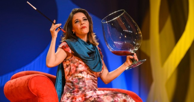 Flávia Reis leva a comédia Neurótica