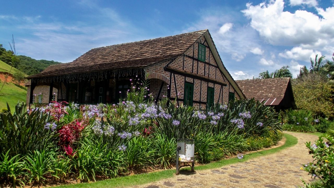 Explore a cidade mais alem&atilde; do Brasil com tradi&ccedil;&otilde;es, arquitetura e culin&aacute;ria t&iacute;pica, a poucas horas de Niter&oacute;i