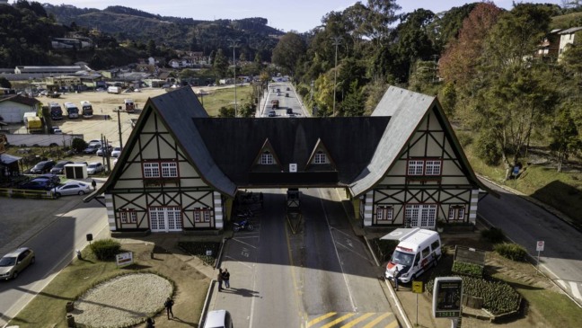 Cidade próxima do RJ encanta turistas no inverno e fascina ainda mais no verão