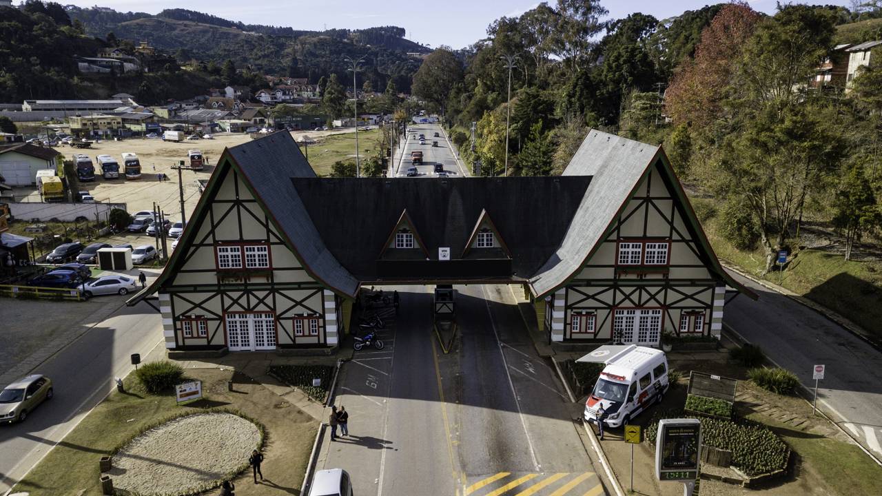 Cidade pr&oacute;xima do RJ encanta turistas no inverno e fascina ainda mais no ver&atilde;o