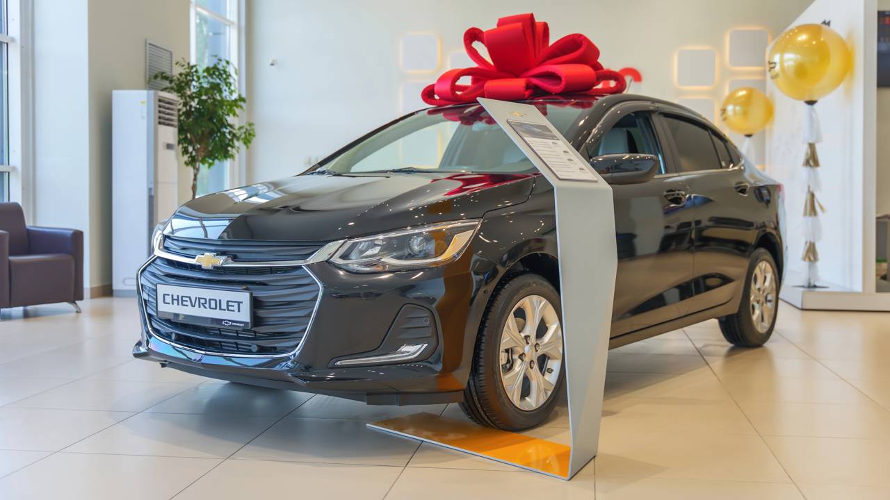 Chevrolet Onix em embrulho de presente