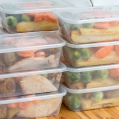 Quanto custa fazer marmitas fit para a semana inteira em vez de comer em restaurante por quilo?